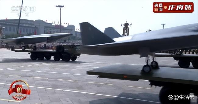 新型察打一体无人机亮相阅兵场在庆祝中华人民共和国成立七十周年阅兵场上，多种新型装备亮相，其中包括新型察打一体无人机。这种新型察打一体无人机具有远程打击和侦察能力，能够在战场上发挥重要作用。这是中国军事技术不断进步的体现，也展示了中国军队维护国家安全的实力。