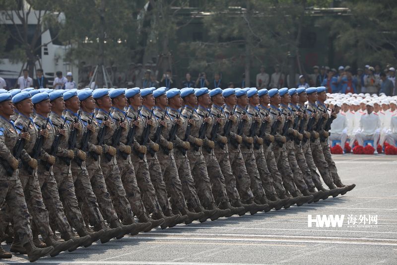 海外华人看中国阅兵海外华人观看中国阅兵，通常会感到自豪和激动。阅兵仪式展示了中国的军事力量、科技水平和国家形象，体现了国家的繁荣和强大。对于海外华人来说，这也是一种对自己文化和祖国的认同和归属感的表现。